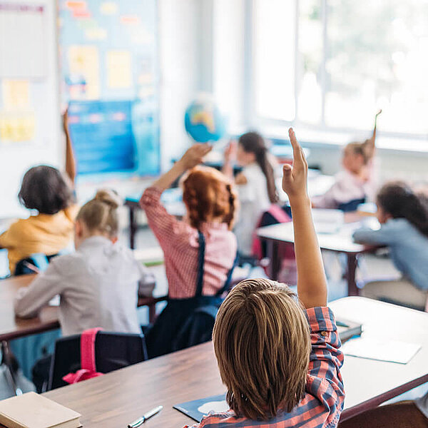 Eine Schulklasse, Kinder melden sich