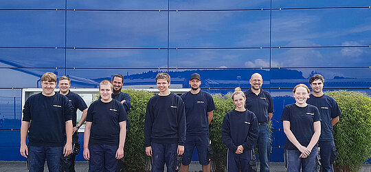 Gruppenfoto von Auszubildenden und Ausbildungspaten vor dem Gebro Herwig Firmengebäude 