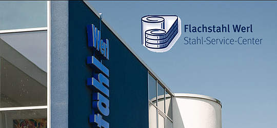 Ein Teil des Firmengebäudes von Flachstahl Werl, sowie das Firmenlogo und die Aufschrift.