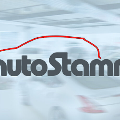 Im Hintergrund erkennt man verschwommen Autos die in einem Autohaus stehen. Im Vordergrund ist das Logo von Auto Stamm.