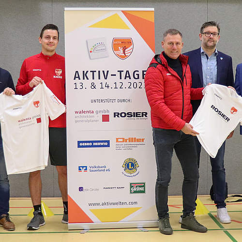Aktivtagetrainer Marius, Sponsorenbanner und Ingo Anderbrügge mit Volksbank-Vertreter
