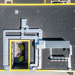 Luftaufnahme der Lüftungstechnik auf dem Firmendach