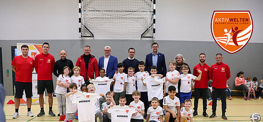 Gruppenbild mit Sponsoren und Kindern bei den Aktivtagen