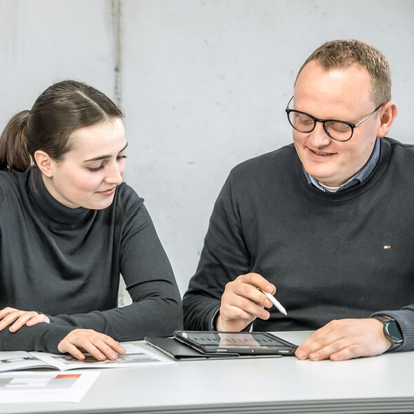 Zwei GEBRO HERWIG Mitarbeitende